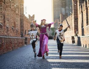 Des enfants déguisés en chevaliers et princesses