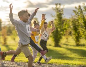 Des enfants font une course