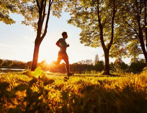 Un homme court dans la campagne