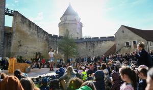 Spectacle dans l'enceinte d'un château
