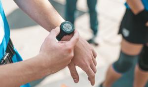 Un coureur avec sa montre
