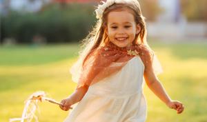 Une petite fille déguisée en princesse