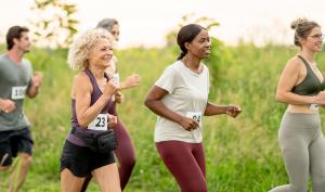 Un groupe d'adultes fait une course