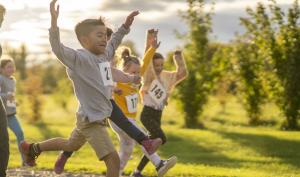 Des enfants font une course