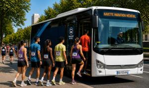 Des coureurs rentrent dans un bus
