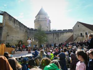 Spectacle dans l'enceinte d'un château