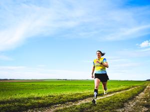 Une coureuse en pleine nature