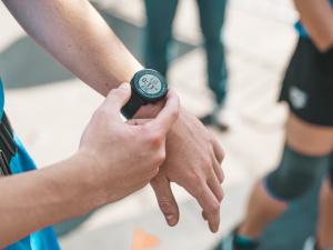 Un coureur avec sa montre