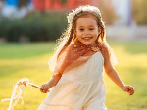 Une petite fille déguisée en princesse