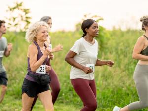 Un groupe d'adultes fait une course