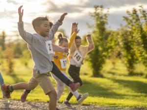 Des enfants font une course