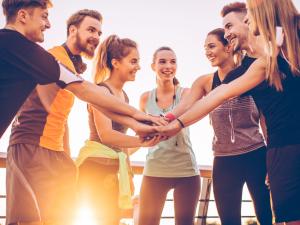 Une équipe de sport s'encourage