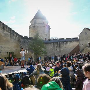 Spectacle dans l'enceinte d'un château