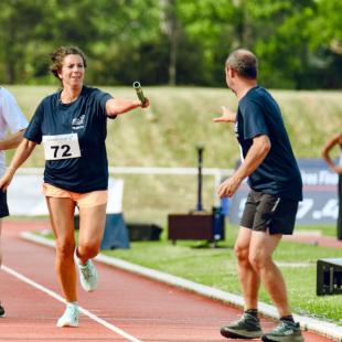 Coureur à une course en relais