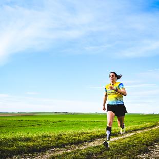 Une coureuse en pleine nature