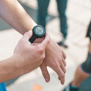 Un coureur avec sa montre