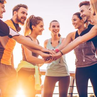 Une équipe de sport s'encourage