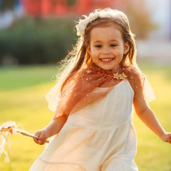Une petite fille déguisée en princesse