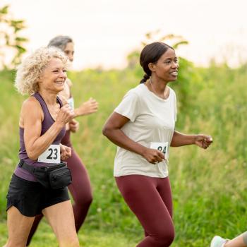 Un groupe d'adultes fait une course