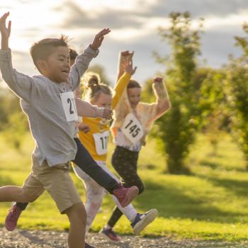Des enfants font une course