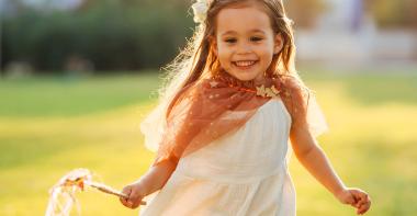 Une petite fille déguisée en princesse