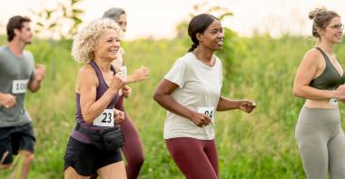 Un groupe d'adultes fait une course