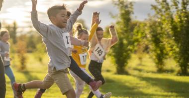 Des enfants font une course
