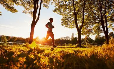 Un homme court dans la campagne