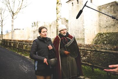 Des comédiens devant une caméra