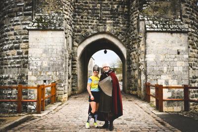 Deux personnes costumées en personnages médiévaux