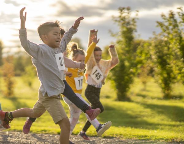 Des enfants font une course