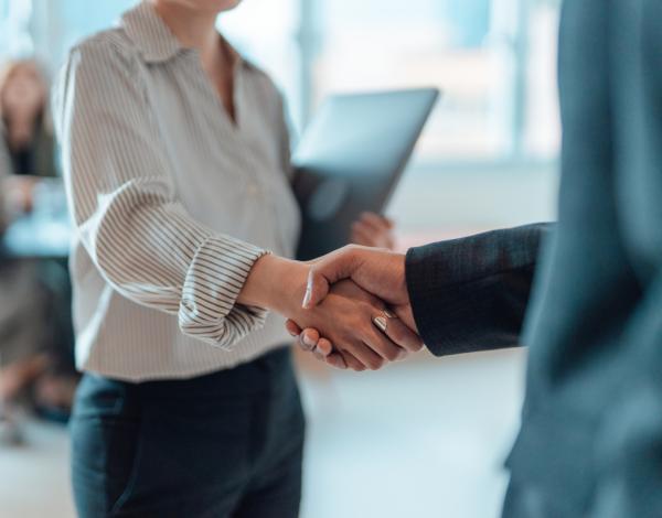 Deux personnes se serrent la main