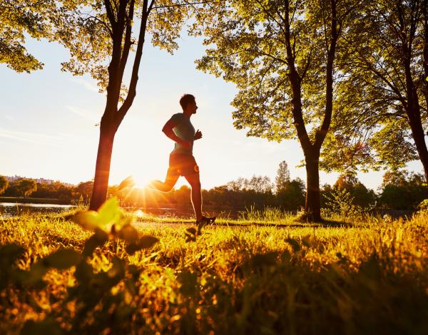 Un homme court dans la campagne