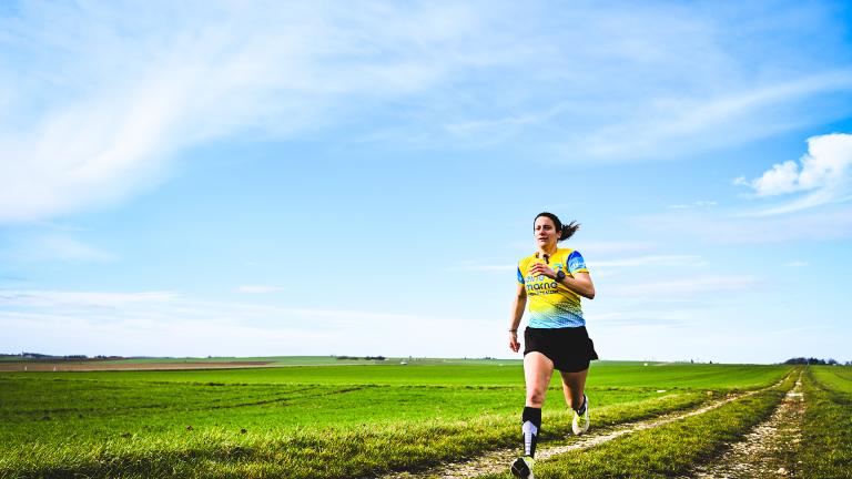 Une coureuse en pleine nature