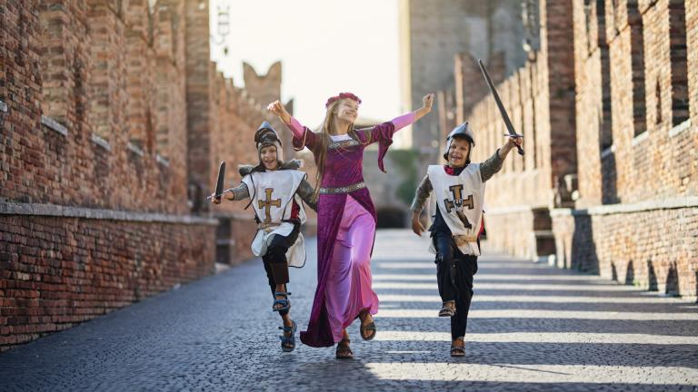 Des enfants déguisés en chevaliers et princesses