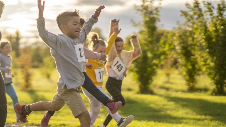 Des enfants font une course