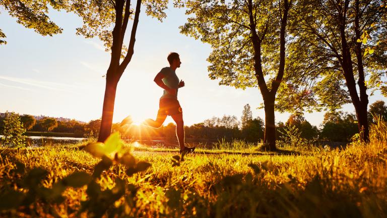 Un homme court dans la campagne