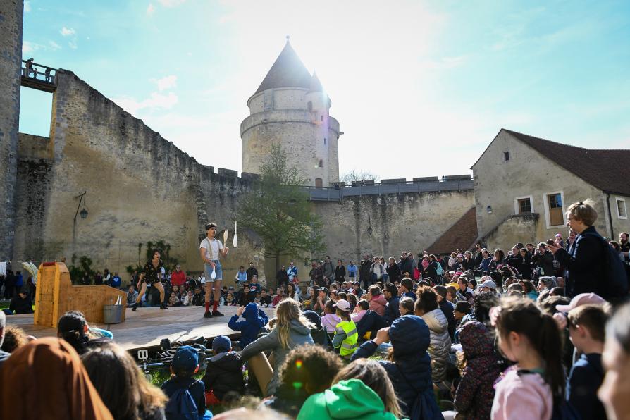 Spectacle dans l'enceinte d'un château