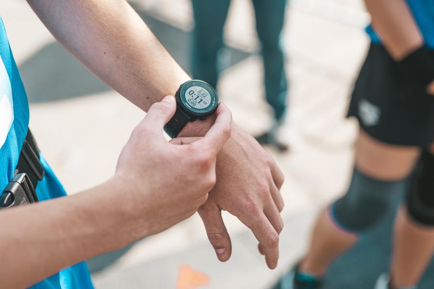 Un coureur avec sa montre