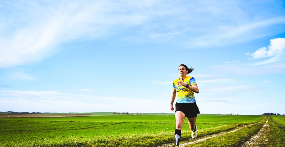 Une coureuse en pleine nature