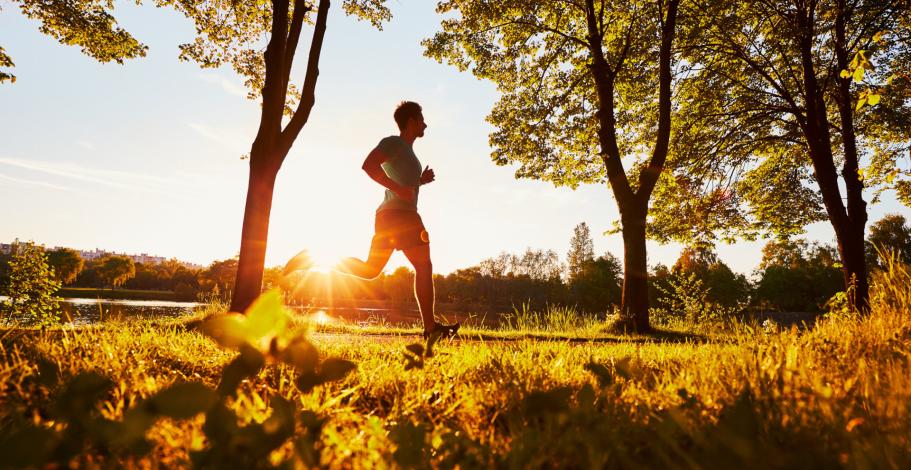 Un homme court dans la campagne
